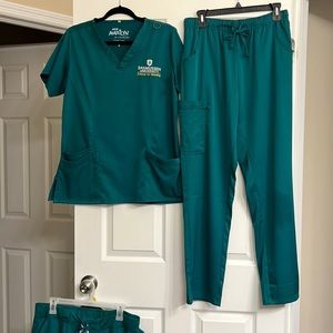 Marilyn Monroe scrub set- feels like silk! RASMUSSEN embroidered.